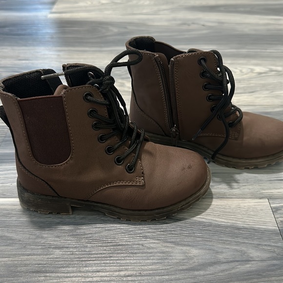 Toddler boy boots Children’s Place size 11 - Picture 2 of 5